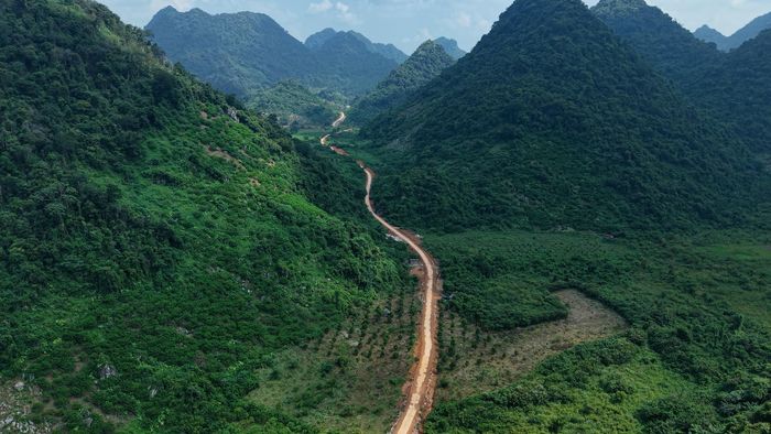Nhờ đó, tuyến đường từ xã Vạn Linh đã kết nối, giúp ô tô lưu thông thuận lợi đến Lân Nóng.