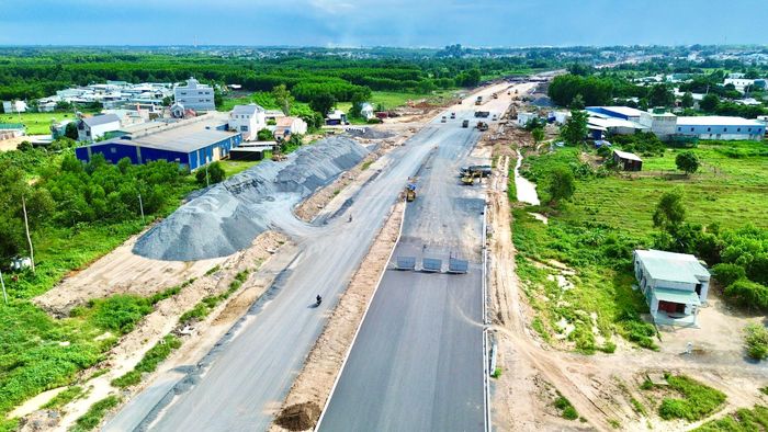 Rời cao tốc, đoàn công tác kiểm tra tiến độ đường 25C. Tuyến đường dài gần 2km, nối với đường T1 để vào cổng 1 sân bay Long Thành. Đến nay, sản lượng đạt khoảng 80%, dự kiến đưa vào khai thác từ ngày 31/10.