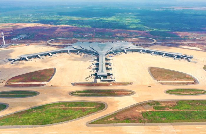 Tiếp đó, đoàn công tác kiểm tra gói thầu 5.10 - nhà ga hành khách sân bay Long Thành. Tại công trường, các nhà thầu đang tập trung hoàn thiện khu vực trung tâm và cánh Tây, lắp đặt quầy làm thủ tục (check-in), tạo tiểu cảnh và hoàn thiện các hạng mục phục vụ khai thác.