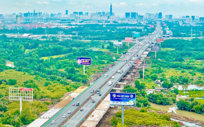 Khởi công từ tháng 8/2025 với tổng vốn 16.300 tỷ đồng, dự án giữ vai trò kết nối trung tâm TP.HCM với sân bay Long Thành. Đến nay, sản lượng thực hiện đạt hơn 72%, nhiều đoạn đã được thảm nhựa. Dự kiến cuối năm 2026, phần cầu cạn và đường cơ bản hoàn thành. Riêng cầu Long Thành, các trụ cầu đang được triển khai giữa sông, dự kiến hoàn thành vào tháng 2/2027.