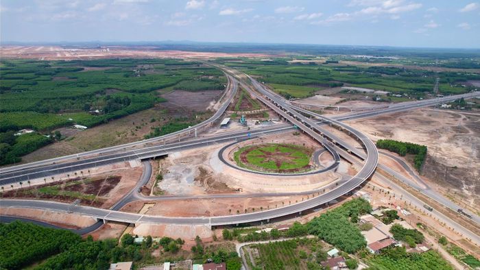 Cạnh đó là đường giao thông T1 thuộc dự án sân bay Long Thành. Tuyến đường kết nối trực tiếp với cổng 1 sân bay, đồng thời liên thông với cao tốc Biên Hòa - Vũng Tàu, QL51 và đường 25C. Hiện đường T1 đã được đưa vào khai thác, phục vụ vận chuyển hàng hóa, thiết bị trong quá trình thi công sân bay Long Thành.