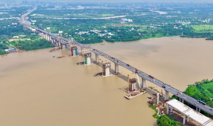 Theo chủ đầu tư, cao tốc TP.HCM - Long Thành đang được mở rộng từ 4 làn lên 8-10 làn xe. Dự án dài gần 22km, điểm đầu tại Km 4+000, nút giao Vành đai 2 thuộc phường Long Trường, TP.HCM; điểm cuối tại Km 25+920, nút giao với cao tốc Biên Hòa - Vũng Tàu thuộc phường Long Thành, TP Đồng Nai.