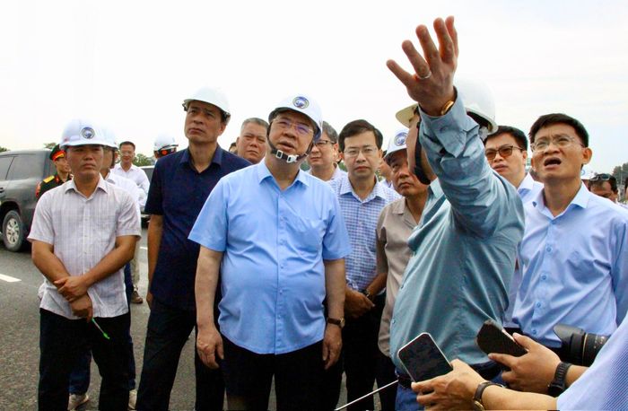 Tại đây, lãnh đạo địa phương báo cáo tình hình triển khai đồng loạt các dự án kết nối. Phó Thủ tướng Phạm Gia Túc yêu cầu các đơn vị tập trung đẩy nhanh tiến độ thi công các tuyến đường kết nối sân bay Long Thành.