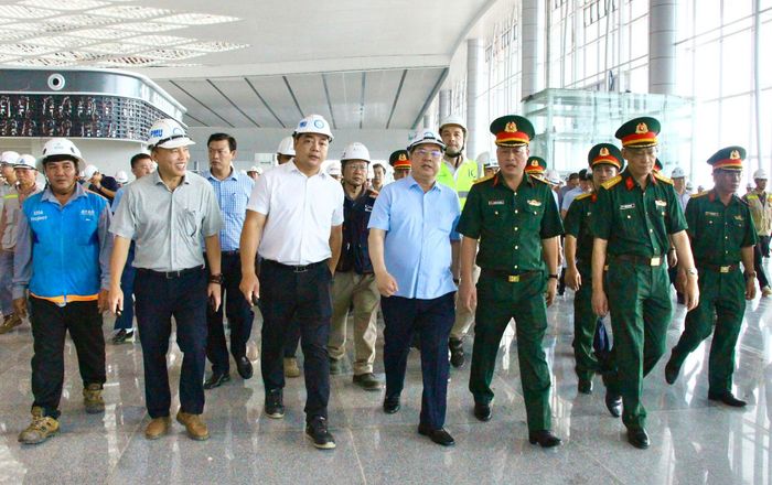 Phó Thủ tướng Thường trực yêu cầu các nhà thầu tăng cường phối hợp trong quá trình thi công, đặc biệt tại những hạng mục có tính liên kết, nhằm bảo đảm tiến độ được triển khai đồng bộ, không để công việc của đơn vị này ảnh hưởng đến đơn vị khác.
