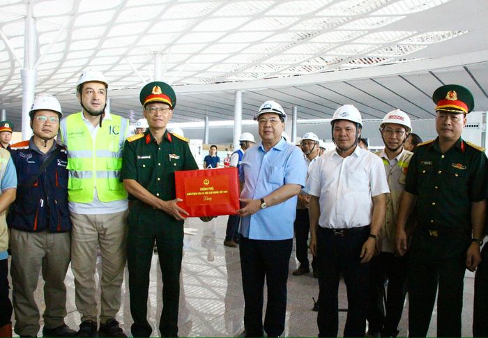 Đoàn công tác động viên đội ngũ thi công, đề nghị tăng tốc triển khai các hạng mục. Những phần quà cũng được trao đến lực lượng thi công, động viên tinh thần làm việc.