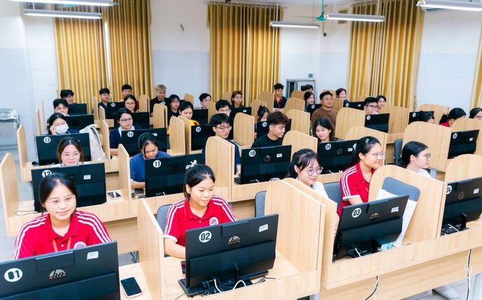 Chính sách học bổng áp dụng với người học các ngành khoa học cơ bản, kỹ thuật then chốt và công nghệ chiến lược (Ảnh minh hoạ).
