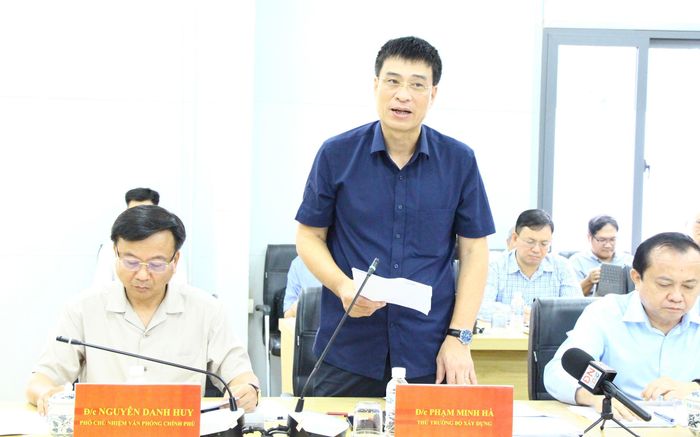 Thứ trưởng Bộ Xây dựng Phạm Minh Hà báo cáo về tiến độ triển khai 4 dự án thành phần sân bay Long Thành và hạ tầng giao thông kết nối.