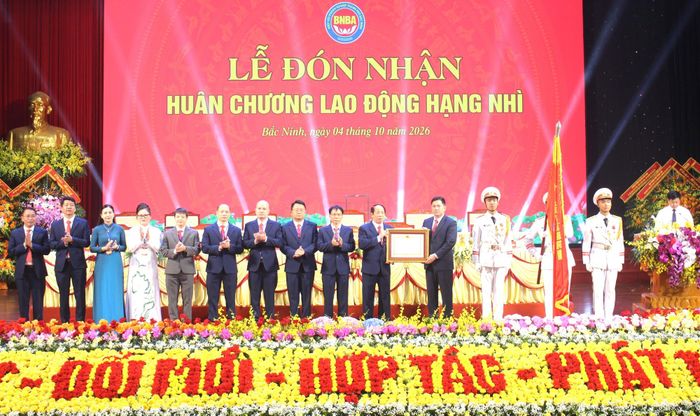 Thừa ủy quyền của Chủ tịch nước, lãnh đạo Thành ủy Bắc Ninh trao Huân chương Lao động hạng Nhì cho Hiệp hội doanh nghiệp TP Bắc Ninh.