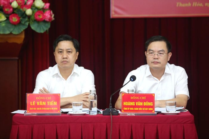 Giám đốc Sở Nông nghiệp và Môi trường và Giám đốc Sở Xây dựng Thanh Hóa chủ trì, lắng nghe ý kiến của các doanh nghiệp tại hội nghị.