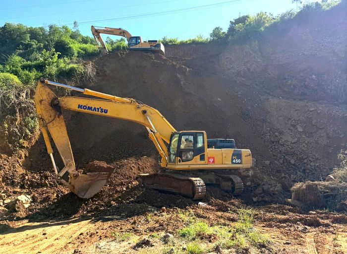 Nhà thầu đang tập trung máy móc, nhân lực tranh thủ thời tiết thuận lợi để thi công những đoạn đã có mặt bằng sạch trên tuyến đê đoạn từ Km0 - Km 6+200.
