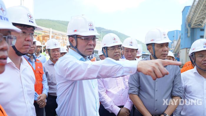 Đoàn công tác trao đổi về tiến độ triển khai các dự án tại Trung tâm Điện lực Quảng Trạch.