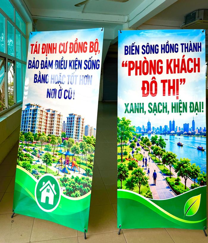 Những cam kết của Hà Nội trong công tác tái định cư và mục tiêu của dự án được công khai tại các Nhà văn hóa xã, phường (thời điểm lấy ý kiến cho quy hoạch sông Hồng, tháng 9/2026). (Ảnh: Kim Thoa).