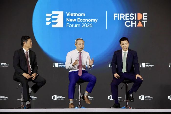 TS Phan Đức Hiếu trao đổi tại phiên thảo luận.