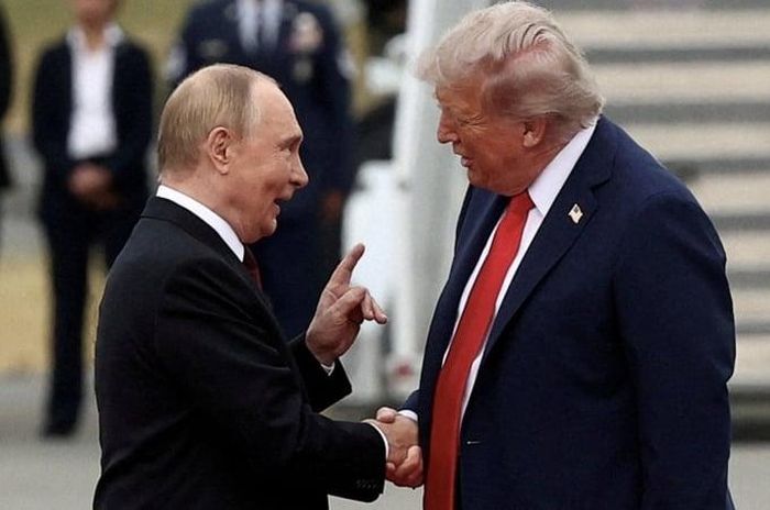 Tổng thống Nga Vladimir Putin gặp Tổng thống Mỹ Donald Trump. (Ảnh: Reuters)