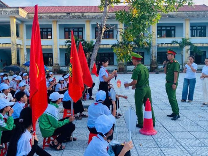 Công an xã Lệ Thủy tổ chức tuyên truyền tại Trường THCS số 2 Lệ Thủy.