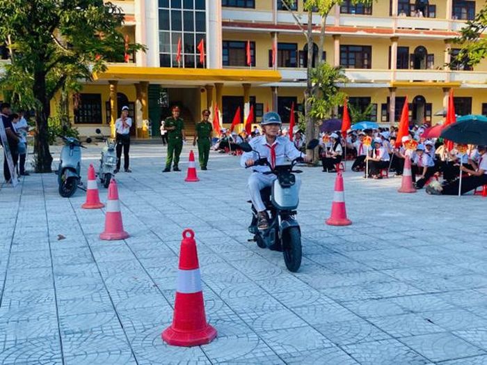 Hoạt động tuyên truyền hướng tới nâng cao ý thức chấp hành pháp luật, xây dựng văn hóa giao thông và ứng xử văn minh trong học sinh.