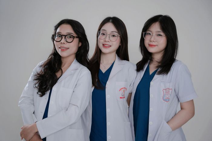Dù cùng đồng hành trong nhiều kỳ thi, ba người bạn chưa bao giờ đặt mục tiêu phải đạt thành tích giống nhau. Ảnh: NVCC