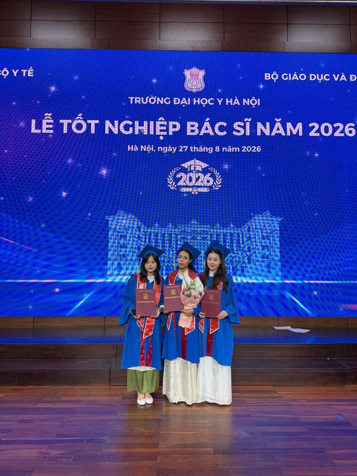 Sau gần một thập kỷ cùng hội tụ trên một chặng đường, đến Match Day, ba người bạn lại rẽ sang ba hướng khác nhau. Phương Anh chọn Phẫu thuật Tạo hình, Phương Nhi chọn Da liễu, còn Huyền Linh chọn Nội khoa. Ảnh: NVCC
