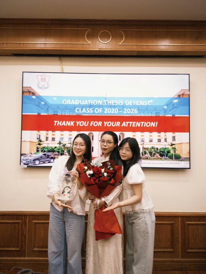 Không chỉ đồng hành trong học tập, Phương Nhi và Huyền Linh còn có ảnh hưởng đến một lựa chọn quan trọng của Phương Anh. Ảnh: NVCC