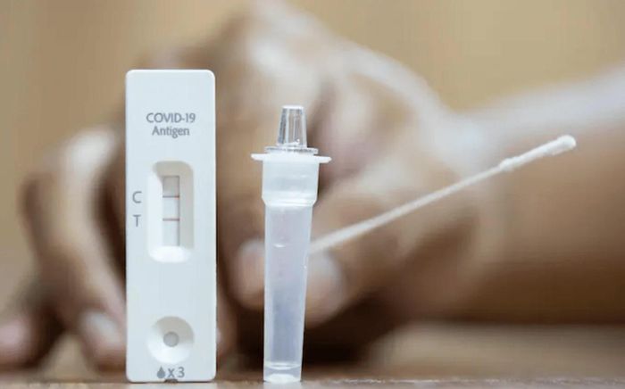 Virus SARS-CoV-2 vẫn tiếp tục lưu hành và gây các đợt gia tăng theo mùa. Ảnh: Moment RF