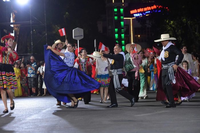 Các vũ công Peru với điệu múa truyền thống