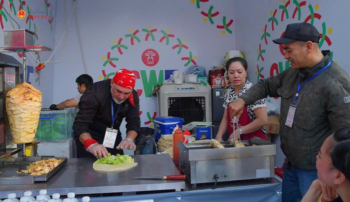 Nghệ nhân chế biến các món ăn kèm bánh mỳ HaKan Kebab - bánh mì Thổ Nhĩ Kỳ