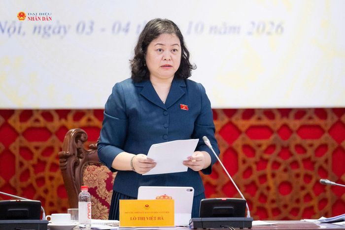 Phó Chủ nhiệm Ủy ban Văn hóa và Xã hội Lò Thị Việt Hà trình bày dự thảo Báo cáo thẩm tra dự án Luật