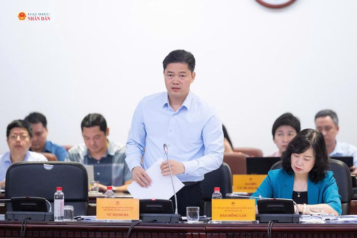 Thứ trưởng Thường trực Bộ Y tế Vũ Mạnh Hà trình bày Tờ trình dự án Luật