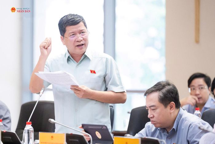 Phó Chủ nhiệm Ủy ban Văn hóa và Xã hội Tạ Văn Hạ phát biểu