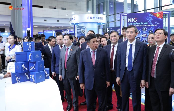 Các đại biểu tham quan các sản phẩm công nghệ
