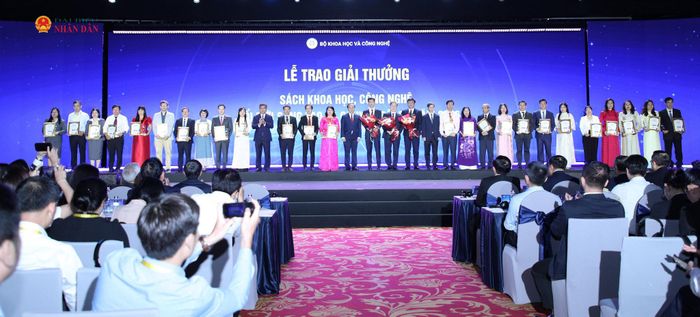Bộ Khoa học và Công nghệ Vũ Hải Quân trao giải cho các cá nhân đạt Giải thưởng Sách khoa học, công nghệ, đổi mới sáng tạo, chuyển đổi số năm 2026