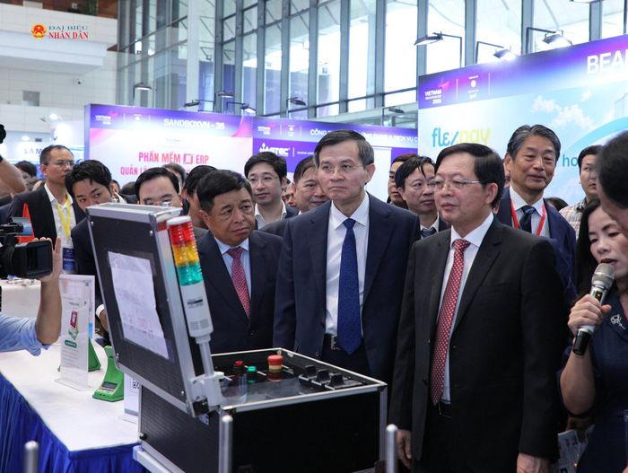 Các đại biểu tham quan gian trưng bày sản phẩm khoa học và công nghệ