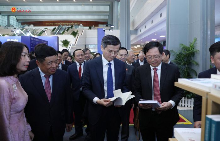 Các đại biểu tham quan không gian trưng bày sách về khoa học và công nghệ