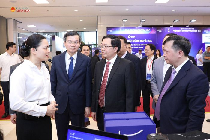 Nhiều sản phẩm công nghệ từ các công ty lớn được giới thiệu trưng bày