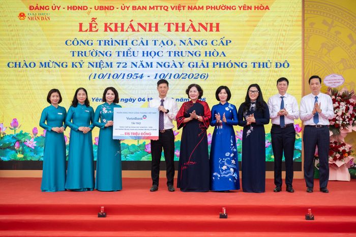 Phó Chủ tịch Quốc hội Nguyễn Thị Hồng chứng kiến đại diện Ngân hàng Vietin trao tặng kinh phí xây dựng hệ thống phòng học STEM tại Trường Tiểu học Trung Hoà. Ảnh: Phạm Thắng