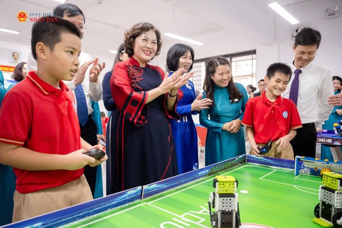Phó Chủ tịch Quốc hội Nguyễn Thị Hồng thăm, kiểm tra cơ sở vật chất Trường Tiểu học Trung Hòa. Ảnh: Phạm Thắng