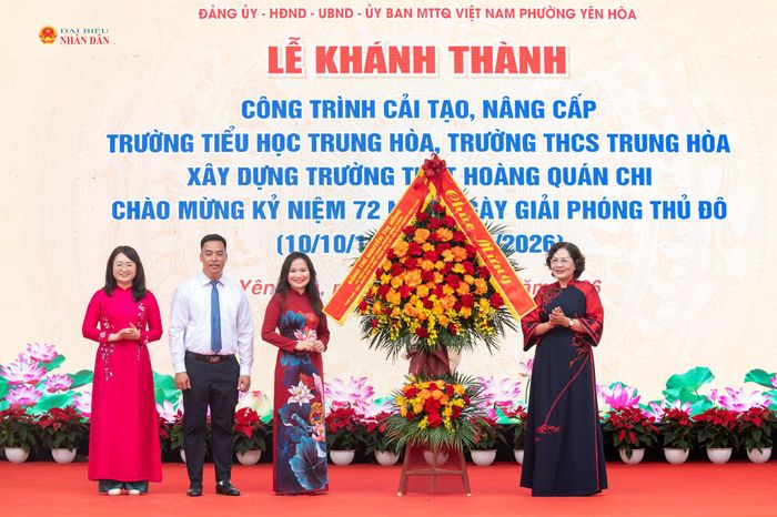 Phó Chủ tịch Quốc hội Nguyễn Thị Hồng tặng hoa chúc mừng Trường THCS Trung Hoà. Ảnh: Phạm Thắng