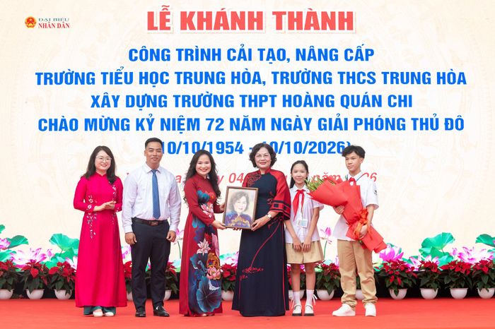 Thầy cô và các học sinh Trường THCS Trung Hoà tặng bức tranh chân dung Phó Chủ tịch Quốc hội Nguyễn Thị Hồng. Ảnh: Phạm Thắng