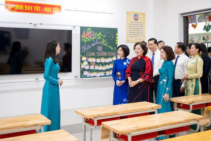 Phó Chủ tịch Quốc hội Nguyễn Thị Hồng thăm, kiểm tra cơ sở vật chất Trường Tiểu học Trung Hòa. Ảnh: Phạm Thắng