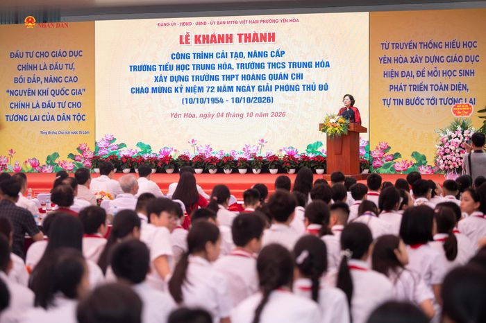 Phó Chủ tịch Quốc hội Nguyễn Thị Hồng phát biểu tại điểm Trường THCS Trung Hòa. Ảnh: Phạm Thắng