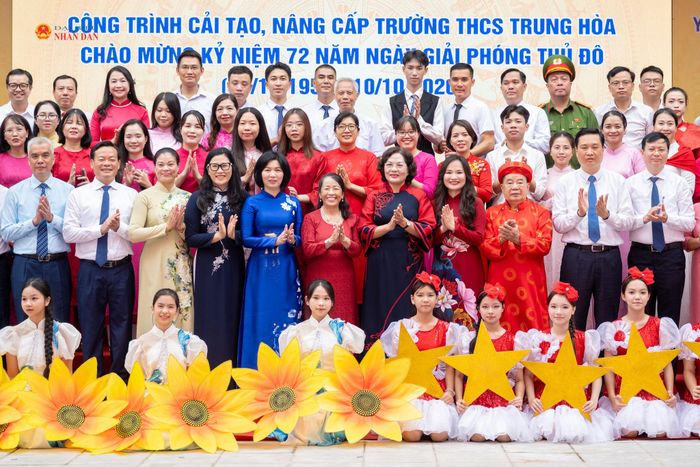 Phó Chủ tịch Quốc hội Nguyễn Thị Hồng cùng lãnh đạo TP. Hà Nội và các đại biểu chụp ảnh lưu niệm tại Trường THCS Trung Hoà. Ảnh: Phạm Thắng