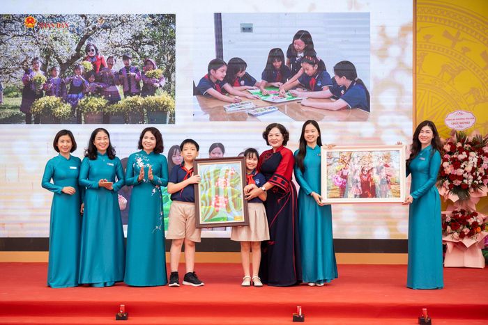 Thầy cô và các học sinh trường Tiểu học Trung Hoà trao bức tranh tặng Phó Chủ tịch Quốc hội Nguyễn Thị Hồng. Ảnh: Phạm Thắng
