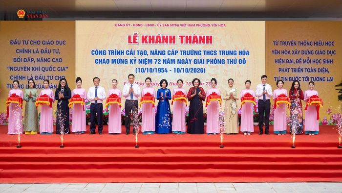 Phó Chủ tịch Quốc hội Nguyễn Thị Hồng cùng lãnh đạo TP. Hà Nội và các đại biểu cắt băng khánh thành Trường THCS Trung Hoà. Ảnh: Phạm Thắng