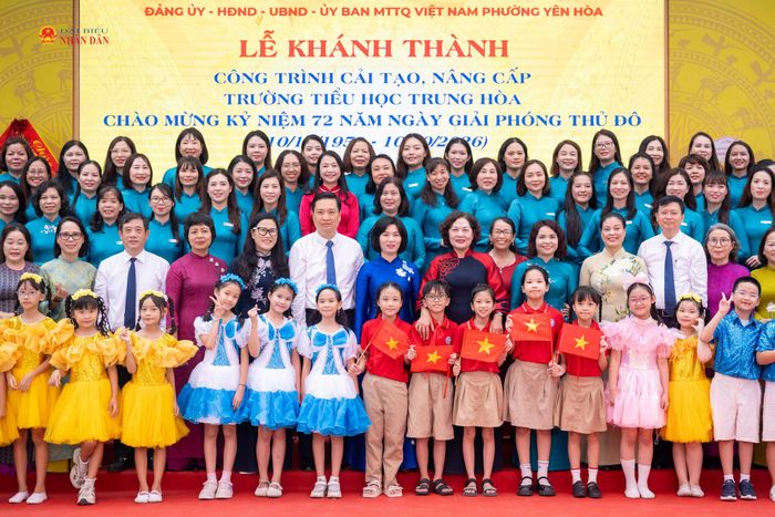Phó Chủ tịch Quốc hội Nguyễn Thị Hồng cùng lãnh đạo TP. Hà Nội và các đại biểu chụp ảnh lưu niệm tại Trường Tiểu học Trung Hoà. Ảnh: Phạm Thắng
