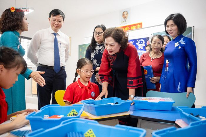 Phó Chủ tịch Quốc hội Nguyễn Thị Hồng thăm, kiểm tra cơ sở vật chất Trường Tiểu học Trung Hòa. Ảnh: Phạm Thắng