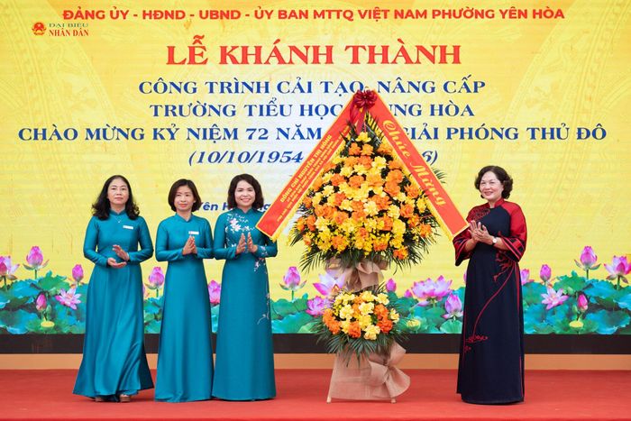 Phó Chủ tịch Quốc hội Nguyễn Thị Hồng tặng hoa chúc mừng Trường Tiểu học Trung Hoà. Ảnh: Phạm Thắng