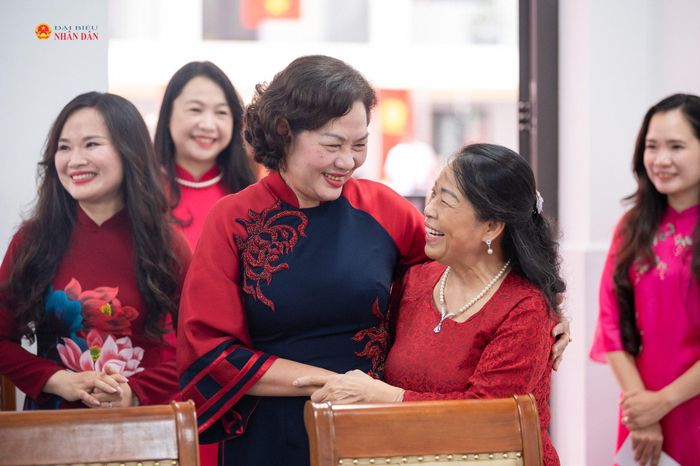 Phó Chủ tịch Quốc hội Nguyễn Thị Hồng thăm hỏi cô giáo chủ nhiệm cũ khi còn học tại Trường Tiểu học Trung Hoà. Ảnh: Phạm Thắng