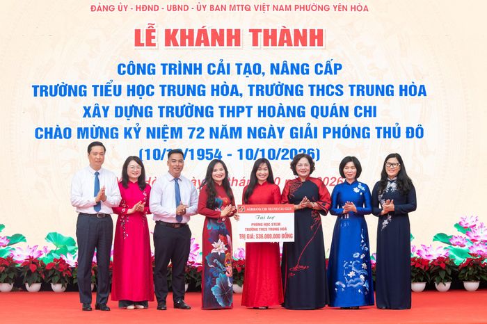 Phó Chủ tịch Quốc hội Nguyễn Thị Hồng chứng kiến đại diện Ngân hàng Agribank trao tặng phòng học STEM cho Trường THCS Trung Hòa. Ảnh: Phạm Thắng