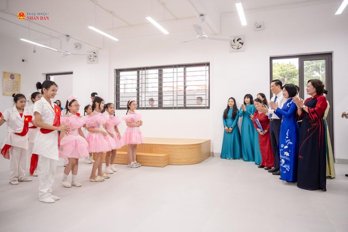 Phó Chủ tịch Quốc hội Nguyễn Thị Hồng thăm, kiểm tra cơ sở vật chất Trường Tiểu học Trung Hòa. Ảnh: Phạm Thắng