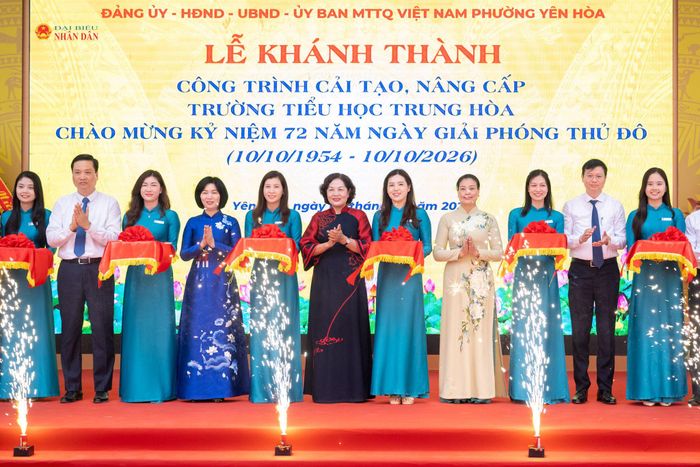 Phó Chủ tịch Quốc hội Nguyễn Thị Hồng cùng lãnh đạo TP. Hà Nội và các đại biểu cắt băng khánh thành Trường Tiểu học Trung Hoà. Ảnh: Phạm Thắng